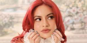 Ide Makeup Silk Skin ala Barbie Berambut Merah, Super Cute!
