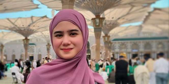 Keanggunan Tissa Biani dalam Balutan Hijab dan Outfit Full Printing