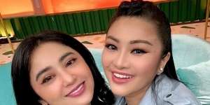 Dewi Perssik Ungkap Pacarnya yang Pilot Gajinya Rp200 Juta, Fitri Carlina Angkat Bicara