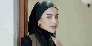 Bergaya Smart Casual dengan Vest, Tengok Outfit Aghnia Punjabi