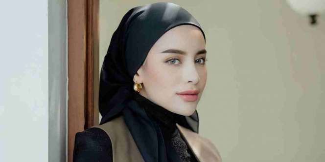 Bergaya Smart Casual dengan Vest, Tengok Outfit Aghnia Punjabi