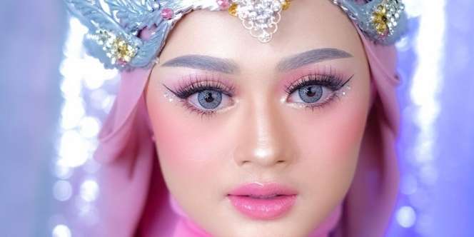 Pink Makeup Bernuansa Dreamy, Wajah Jadi Mirip Tokoh Animasi