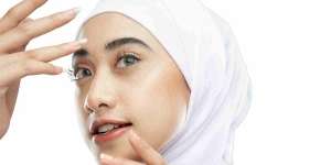 Cara Aman Pakai Sunscreen di Bawah Mata, Simak Trik dari Dokter Kulit