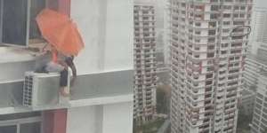 Viral Orang Duduk di Kompresor AC Lantai 21 di Tengah Hujan Badai, Bikin Geger Penghuni Apartemen