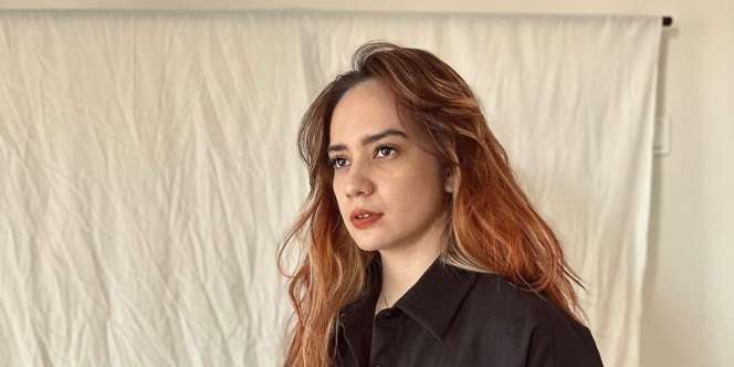 Putri Anne Pamer Mirror Selfie Pakai Kemben Ketat, Salfok Lihat Lukisan di Lengan Kiri