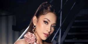 Riasan Latin Sulap Wajah Dinda Kirana Jadi Jennifer Lopez