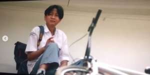 Momen Fajar Sadboy Debut Akting Film, Adegan Sepeda Nyangkut di Genteng Sekolah Bikin Ngakak
