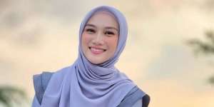 Style Boyish Melody Laksani dengan Celana Corduroy