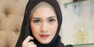Eksplorasi Outfit Tabrak Warna ala Donita