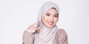 Styling Hijab Sqaure Motif Hanya dengan Satu Jarum