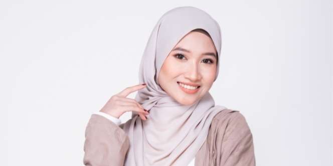 Styling Hijab Sqaure Motif Hanya dengan Satu Jarum