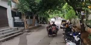 Jalan Keluar Motor Terhalang Gerobak Pedagang, Aksi di Luar Nalar Pengendara Ini Bikin Netizen Emosi