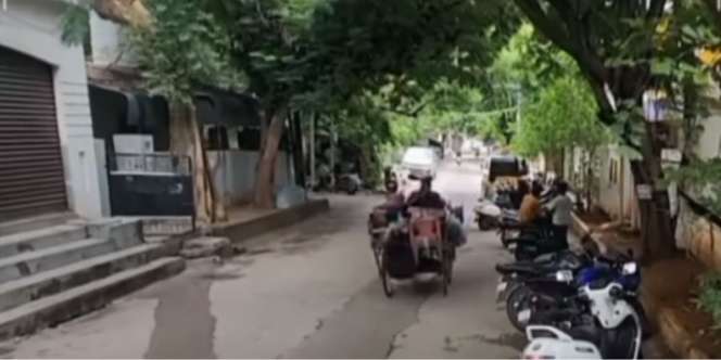 Jalan Keluar Motor Terhalang Gerobak Pedagang, Aksi di Luar Nalar Pengendara Ini Bikin Netizen Emosi