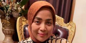Tajir Melintir, Muzdalifah gak Gengsi Angkut-angkut Barang Dagangan di Gudang