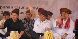 Rangkaian Ekspedisi Birokrasi Berdampak, Pj Gubernur Banten Al Muktabar Serahkan Bantuan ke Warga