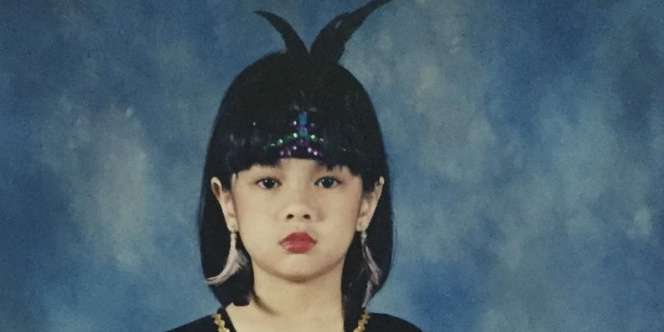 Cantik dalam Balutan Adat Kalimantan, Bocah Ini Tumbuh Jadi Idola Remaja, Bisa Tebak Siapa?