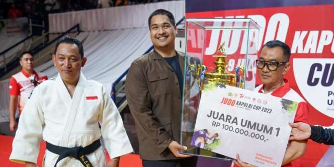 Resmi Ditutup, Menpora Serahkan Piala Juara Umum Judo Kapolri Cup 2023