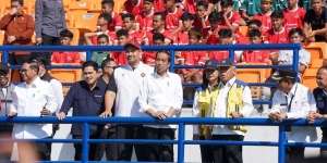 Jokowi TInjau Stadion Si Jalak Harupat, Didampingi Menpora Dito