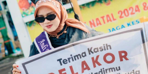 Anti Mainstream! Wisudawati Ini Bawa Poster “Terima Kasih Pelakor” Sambil Pakai Toga