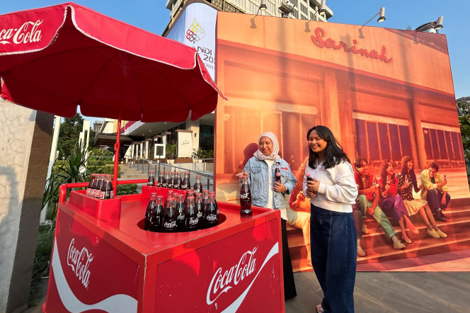 Nostalgia, Nongkrong, dan Kebersamaan Hadir di Instalasi “Mejeng Lintas Generasi” Coca-Cola