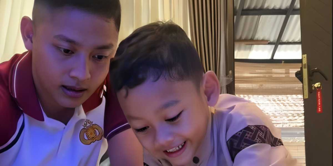 Viral Ayah yang Polisi Ajari Anaknya Baca Penuh Ketegangan,  Ditonton 4,6 Juta Kali