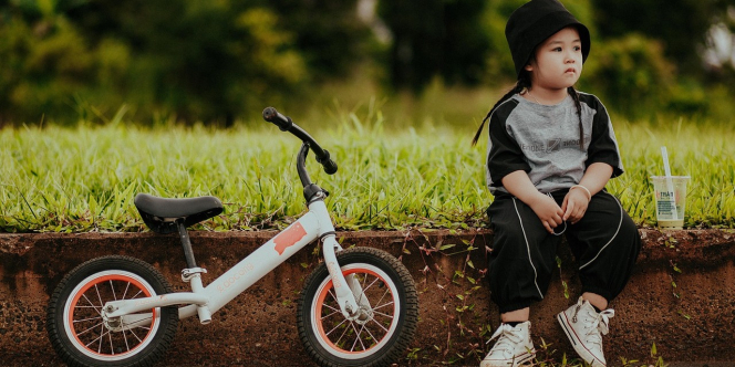 Tak Sekadar Main Sepeda, Ini Manfaat Balance Bike Buat Perkembangan Motorik Anak
