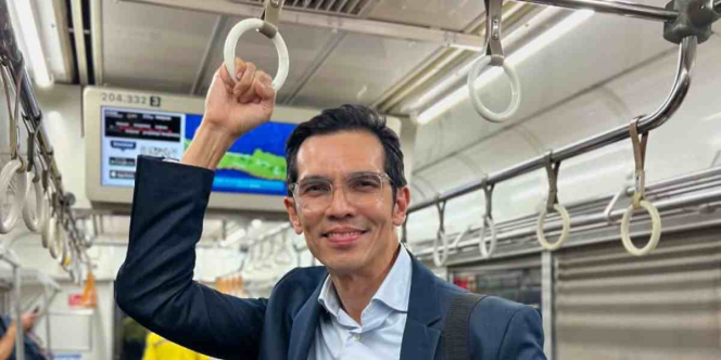 Sindiran Pedas Adrian Maulana Lewat Tutorial Naik Kereta dari Bintaro ke Palmerah