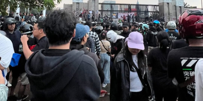 Demonstran Sindir Petugas Lewat Nyanyian Kocak, Netizen: Rakyat Lucu Begini kok Ditindas