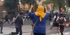 Santuy, Ibu-ibu Tetap Olahraga Saat Wilayahnya Dikepung Demonstran
