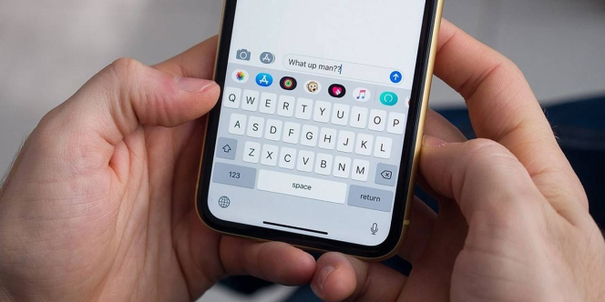 Perhatian Buat yang Suka Menyangga HP Pakai Kelingking, Ini Bahayanya!