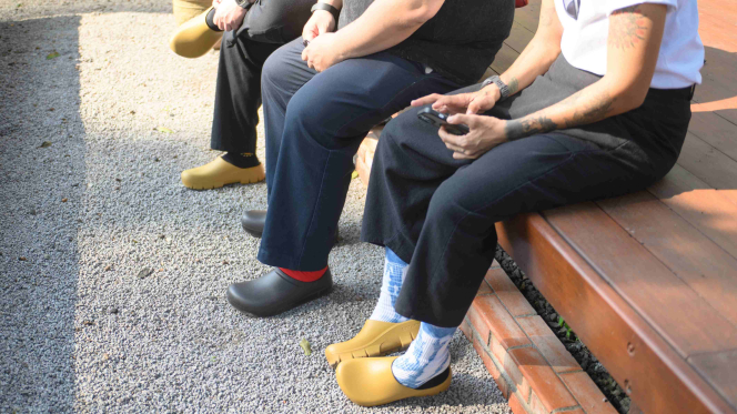 Nyaman, Tangguh, dan Stylish: Alas Kaki yang Jadi Sahabat Profesional Modern