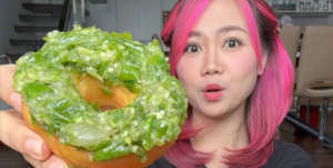 Food Blogger Mukbang Donat Toping Nyeleneh Sambal Hingga Petai