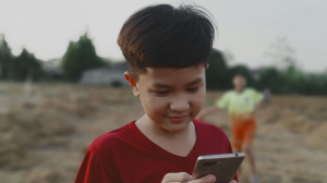 Saat Anak Mulai Ngebet Punya Akun Sosmed: Umur Berapa Sebenarnya Boleh?