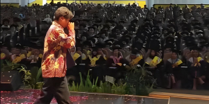 Kakak Meninggal, Adik Gantikan Wisuda di ISI Yogya Penuh Air Mata