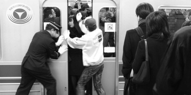 Oshiya Jadi Profesi Unik di Jepang, Bantu Dorong Penumpang Masuk Kereta