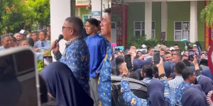 Bahagia dan Haru, Para Siswa Sambut Kembali Kepsek SMP N 1 Prabumulih