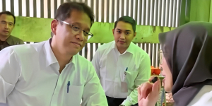 Gaya Santai Menkeu Purbaya Makan di Tenda Habis Rp27 Ribu Saja