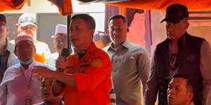 Kepala Tim SAR Sampai Terdiam Saat Jelaskan Rumitnya Evakuasi ke Keluarga Korban Ambruknya Ponpes Al Khoziny