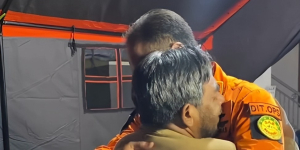 Petugas SAR Menangis Setelah Dipeluk Orangtua Korban yang Anaknya Berhasil Diselamatkan di Ponpes Al Khoziny   