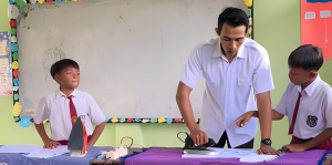Viral Guru Pria Ajarkan Setrika Murid Lelakinya, Banjir Dukungan Para Ibu