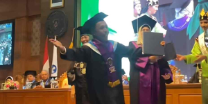 Saking Girangnya Mas Pur `Tukang Ojek Pengkolan` Wisuda Sarjana, Sampai Joget Sound Horeg