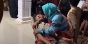 Momen Pilu Kakek Pengumpul Rongsokan Pingsan Usai Uang Rp70 Juta Habis Dilalap Api