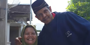 Cerita Darsono Setia Rawat Istrinya yang Tak Bisa Kena Cahaya Selama 32 Tahun
