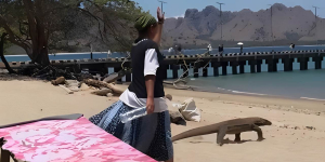 Santai Banget, Ras Terkuat di Bumi Usir Komodo dengan Tangan Kosong