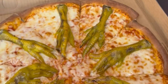 Menu Nyeleneh Pizza Topping Ceker, Mau Coba?