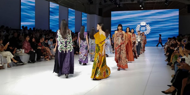 Batik Rempah Memikat Iwan Tirta di Jakarta Fashion Week 2026