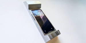 Kocak, Ada Casing 2,7 Kg Biar Orang Malas Main HP