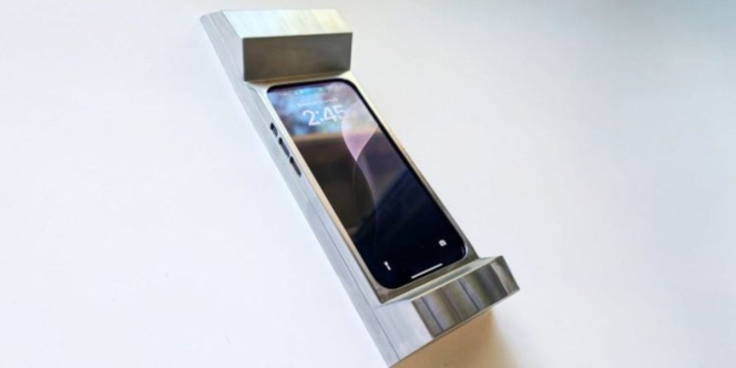 Kocak, Ada Casing 2,7 Kg Biar Orang Malas Main HP