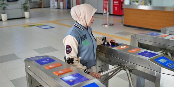 QRIS Tap, Cara Baru Bayar LRT Jabodebek yang Praktis Banget