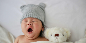 Mengenal Sindrom Kepala Datar Pada Bayi, Ini Penyebab dan Cara Mengatasinya